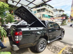 Triton MR PENUTUP BAK BELAKANG DECKCOVER SPEED AEROKLAS MITSUBISHI TRITON 2020 TAS4X4 1 penutup_bak_belakang_deckcover_speed_aeroklas_mitsubishi_triton_2019_tas4x4_2